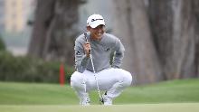 Morikawa alinea un putt para águila en el green 16 durante la ronda final del Campeonato PGA 2020.